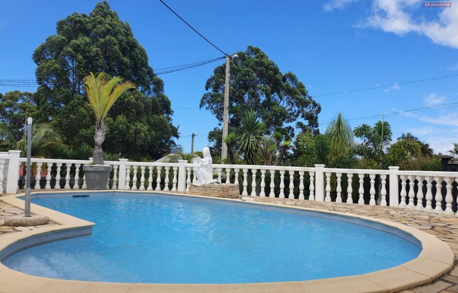 Superbe villa de 187 m2 avec piscine à louer située dans un beau cadre verdoyant à Saint Pierre