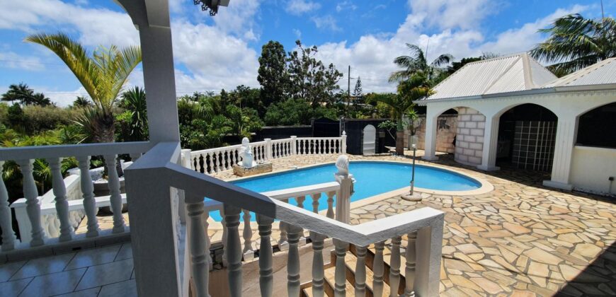 Superbe villa de 187 m2 avec piscine à louer située dans un beau cadre verdoyant à Saint Pierre