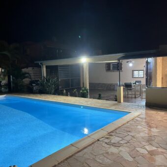 A louer une villa de haut de standing entièrement meublée avec piscine à La Ravine des Cabris