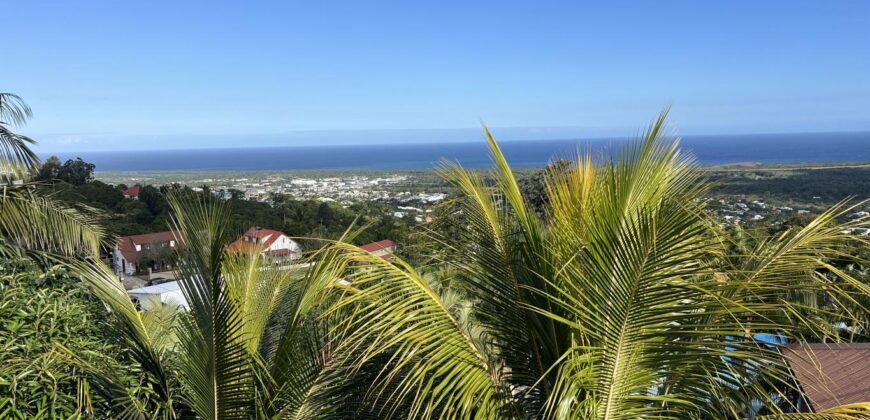 A vendre une maison de ville T5 en R+1 offrant une superbe vue sur mer à L’Etang Salé