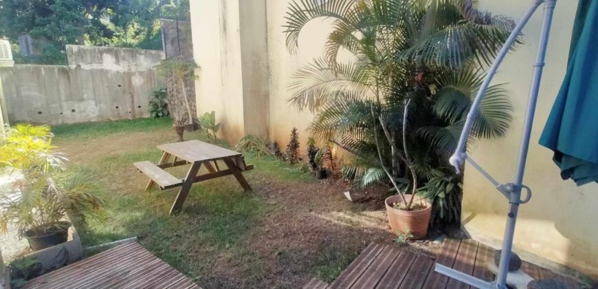 A vendre un confortable appartement avec jardin situé dans une résidence sécurisée à L’Entre Deux