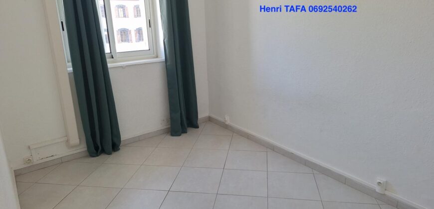 Louez cet appartement T3 de 51.60 m2 situé en plein centre-ville de Saint Pierre