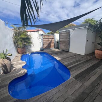 A vendre : Maison F4+ entièrement rénovée avec piscine, à 300 m de la plage de Saint-Pierre