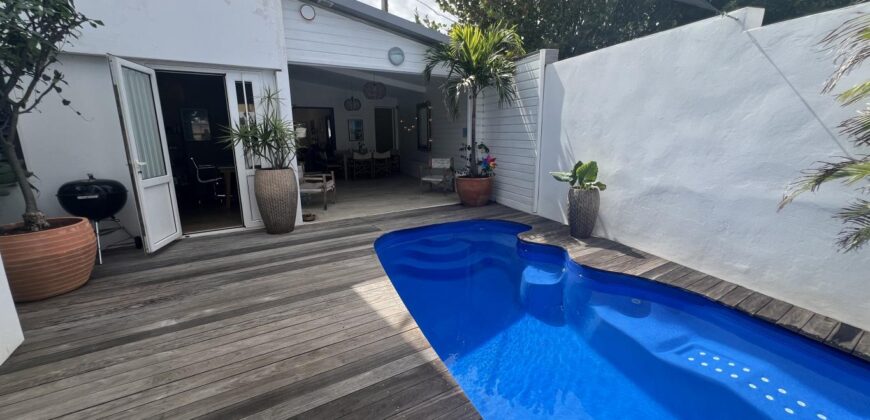 A vendre : Maison F4+ entièrement rénovée avec piscine, à 300 m de la plage de Saint-Pierre