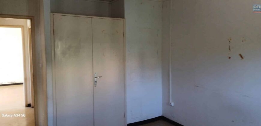 A vendre : Grand appartement T3 à rénover à Sainte-Clotilde