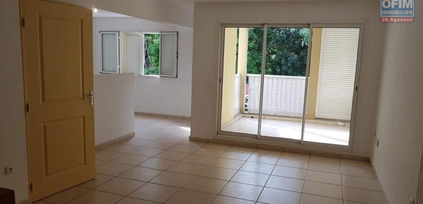 A vendre un confortable appartement T3 en duplex situé proche du centre-ville du Tampon