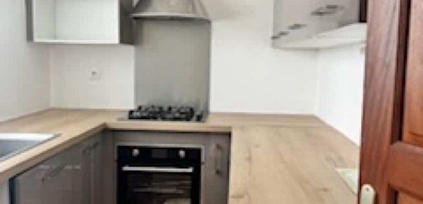 Appartement F4 à louer en haut de villa, rue Général de Gaulle, au centre de Saint-Denis