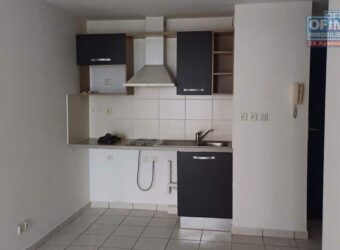 Location d’un appartement F2 dans la résidence Hélène 2 à Sainte-Clotilde.