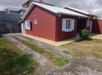 Location d’une belle villa avec jardin clôturée dans le secteur Bernica à Saint Gilles Les Hauts