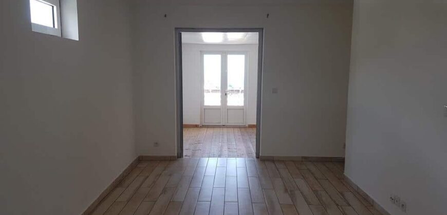 A louer appartement T3/4 d’environ 63.52 m2 situé dans un quartier calme et résidentiel au Tampon