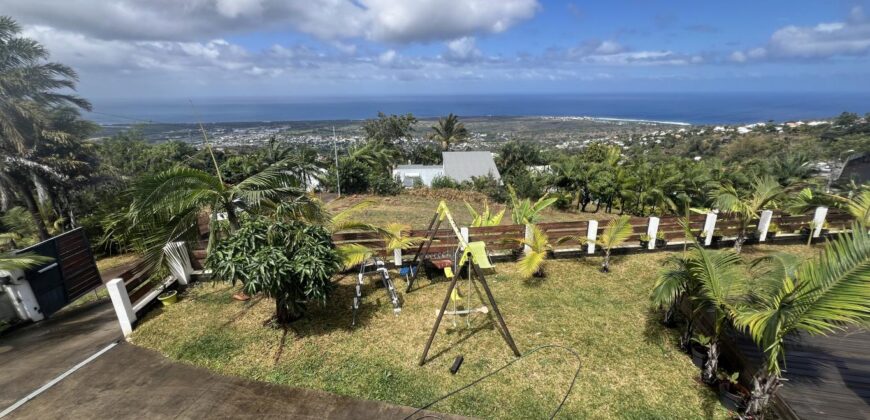 À vendre : Grande villa sur deux niveaux avec vue panoramique située sur la route de L’Entre Deux Canots