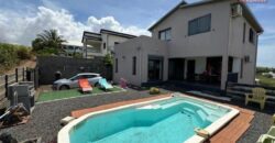 En location une villa T5 de 140 m2 entièrement climatisée avec piscine située à Terre Sainte