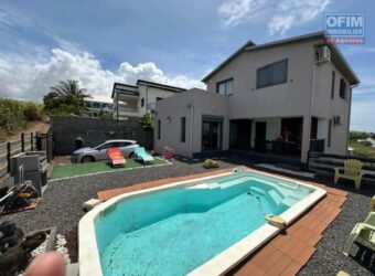 En location une villa T5 de 140 m2 entièrement climatisée avec piscine située à Terre Sainte