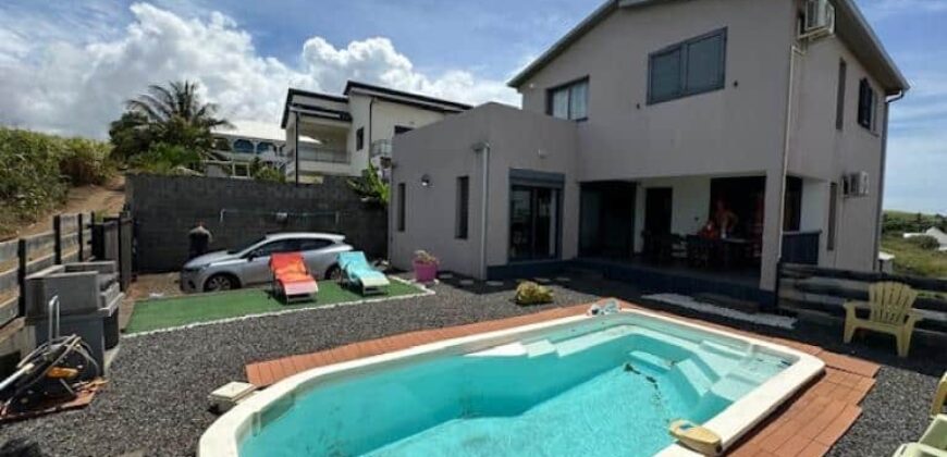 En location une villa T5 de 140 m2 entièrement climatisée avec piscine située à Terre Sainte