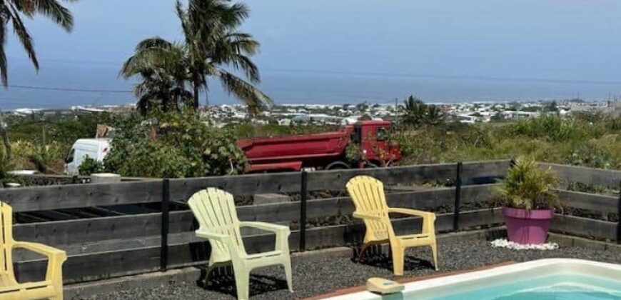 En location une villa T5 de 140 m2 entièrement climatisée avec piscine située à Terre Sainte