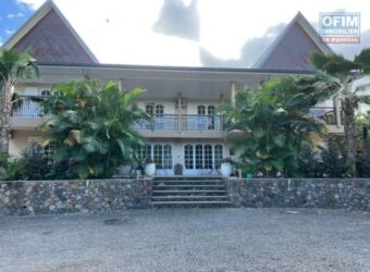 Appartement T2 meublé à louer dans une villa coloniale avec piscine commune à Saint Pierre