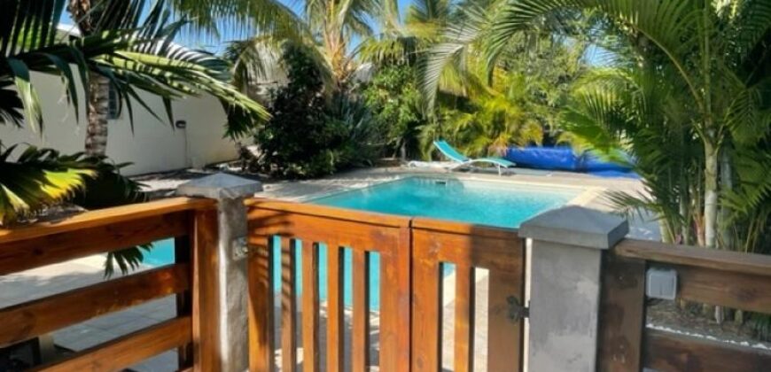 Appartement T2 meublé à louer dans une villa coloniale avec piscine commune à Saint Pierre