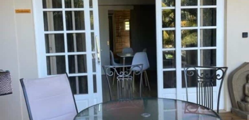 Appartement T2 meublé à louer dans une villa coloniale avec piscine commune à Saint Pierre