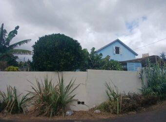 Vente d’une spacieuse maison à étage de 100 m² à Saint-Gilles Les Hauts.