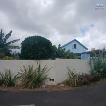 Vente d’une spacieuse maison à étage de 100 m² à Saint-Gilles Les Hauts.