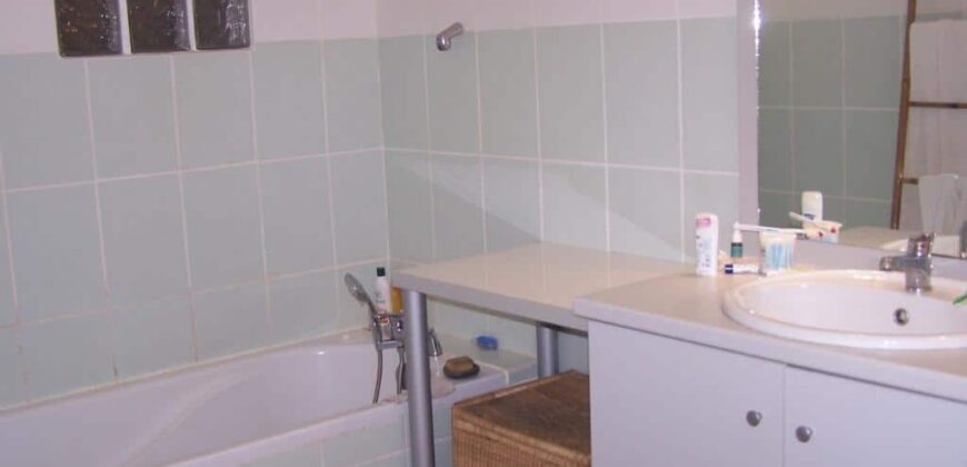 À vendre un appartement F2 situé dans une petite résidence sécurisée avec piscine au Tampon 14ème