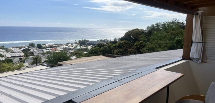 À louer charmant appartement T3 en duplex meublé avec une vue imprenable sur l’océan à Saint Leu