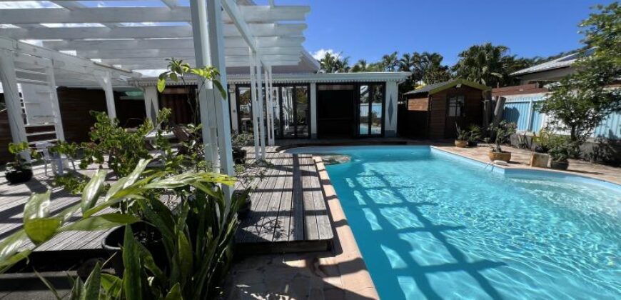 A vendre une superbe maison T6 meublée située dans un environnement calme proche de la plage à Étang Salé Les Bains