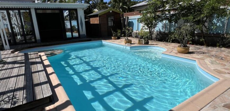 A vendre une superbe maison T6 meublée située dans un environnement calme proche de la plage à Étang Salé Les Bains