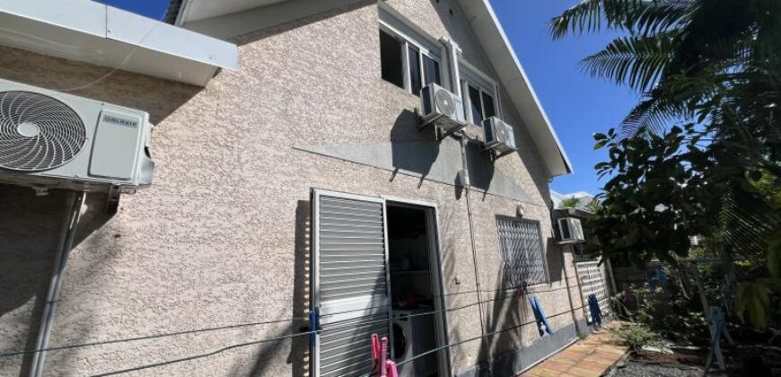 A vendre une superbe maison T6 meublée située dans un environnement calme proche de la plage à Étang Salé Les Bains