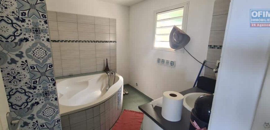 À Vendre : Charmante villa avec deux appartements autonomes avec vue mer au Tampon