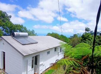 En location une charmante villa créole de type F4 située à Trois Bassins