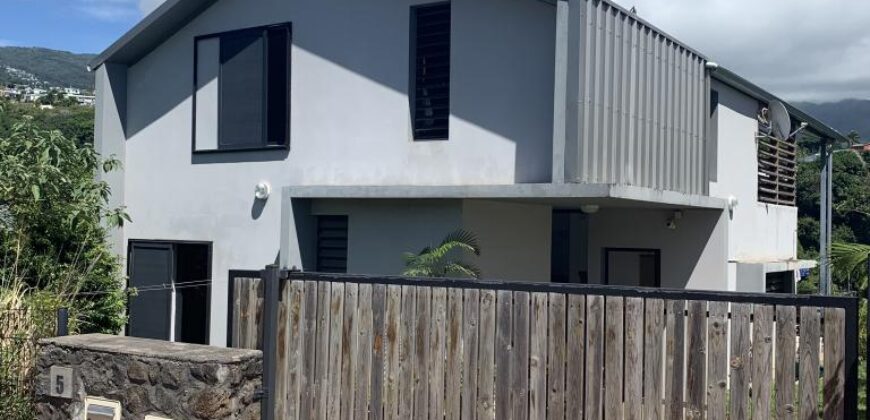 Location d’une charmante villa moderne F4/5 avec vue sur la montagne à Beauséjour.