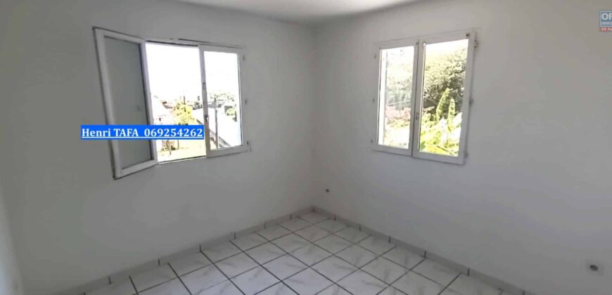 A vendre une maison F4 d’environ 90 m2 avec un petit studio sur un terrain constructible de 424 m2 à Langevin