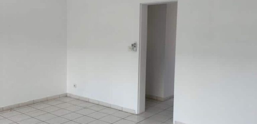 Appartement de 70 m² à louer en centre-ville de Saint-Pierre – Proche plage et commerces