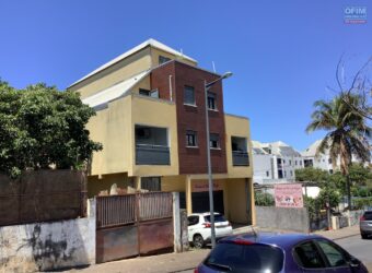 Charmant T4 duplex à louer situé dans une petite résidence avec vue mer et montagne à saint Pierre