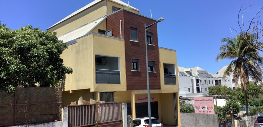 Charmant T4 duplex à louer situé dans une petite résidence avec vue mer et montagne à saint Pierre