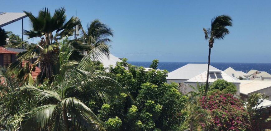 Charmant T4 duplex à louer situé dans une petite résidence avec vue mer et montagne à saint Pierre