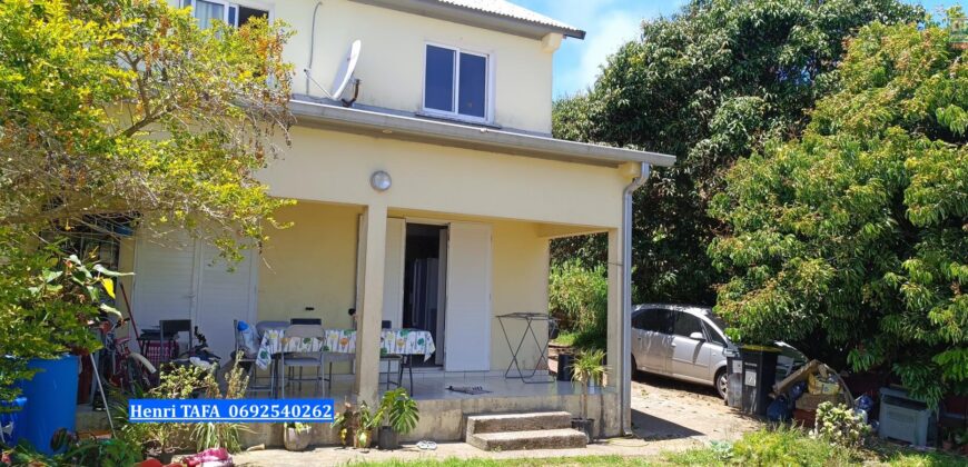 À vendre : Maison jumelée de type F4 avec vue mer, située dans une impasse calme sur le secteur de la Crête