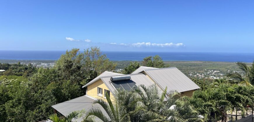 A vendre grande maison composée de deux F3 avec piscine et vue imprenable à L’Etang salé