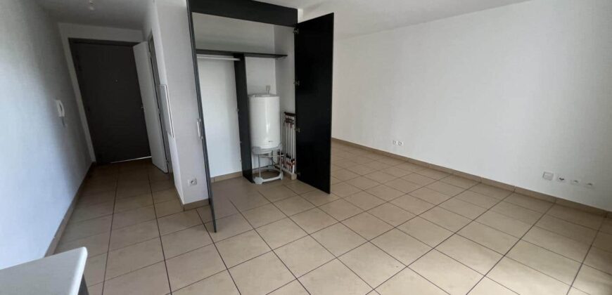 A vendre : Charmant studio de 28,29 m² avec balcon et vue sur l’océan, dans la Résidence Clos des Jacarandas aux Avirons.