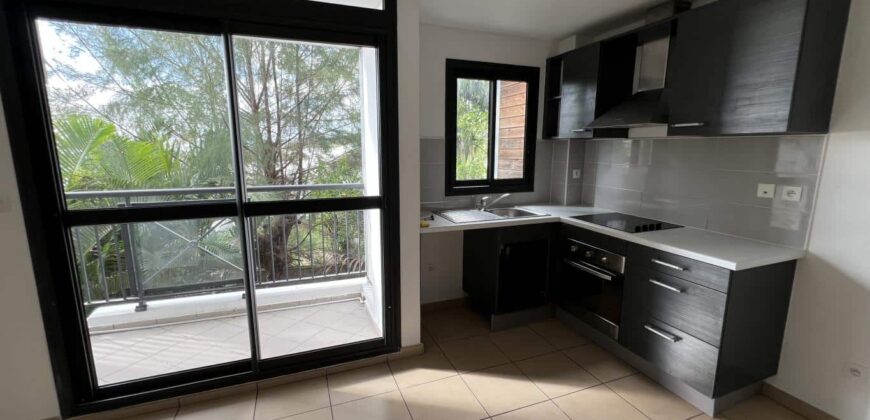 A vendre : Charmant studio de 28,29 m² avec balcon et vue sur l’océan, dans la Résidence Clos des Jacarandas aux Avirons.