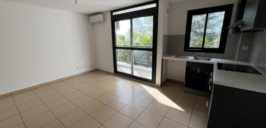 A vendre : Charmant studio de 28,29 m² avec balcon et vue sur l’océan, dans la Résidence Clos des Jacarandas aux Avirons.