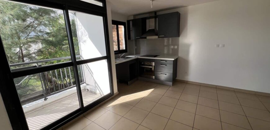 A vendre : Charmant studio de 28,29 m² avec balcon et vue sur l’océan, dans la Résidence Clos des Jacarandas aux Avirons.