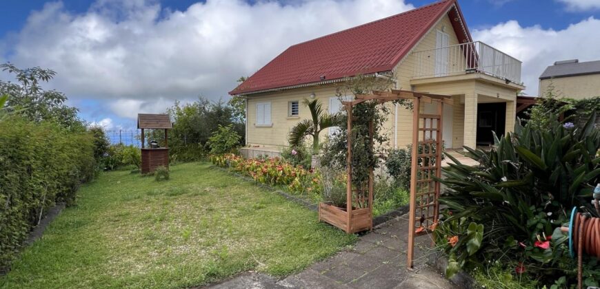 A vendre une grande maison T4+ avec vue mer et montagne située dans le village de Tevelave