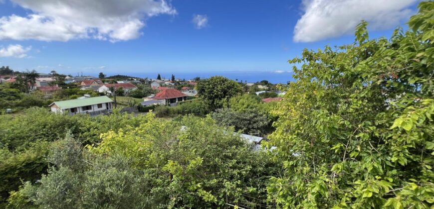 A vendre une grande maison T4+ avec vue mer et montagne située dans le village de Tevelave