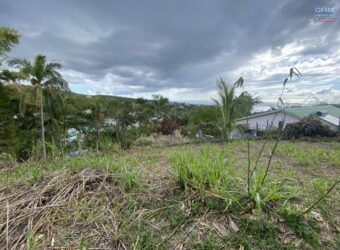 En vente un beau terrain de 1410 m² proche des commerces à La Montagne Saint-Bernard.