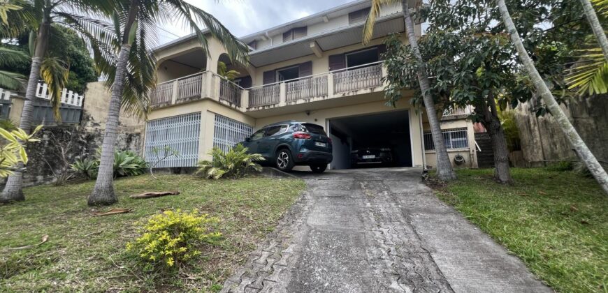 En vente une grande maison avec vue mer implantée sur un terrain de 646 m2 à La Rivière Saint Louis