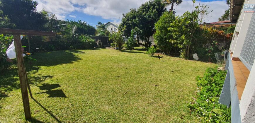 Location d’une maison créole F5 avec un grand jardin arboré sur la commune de Sainte-Anne à Cambourg