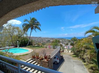 Superbe villa avec piscine à vendre offrant une vue imprenable sur l’océan à Saint Gilles Les Bains