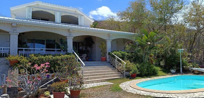 Superbe villa avec piscine à vendre offrant une vue imprenable sur l’océan à Saint Gilles Les Bains